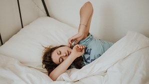 Sestas curtas insuficientes para compensar noites mal dormidas, revela estudo