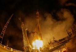 Momento em que a nave Soyuz MS-15 descolou
