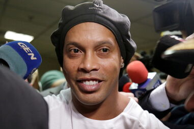 Ronaldinho agradece "carinho e orações" aos adeptos e instala-se em luxuosa 'prisão' domiciliária