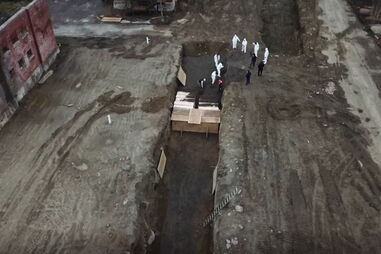 Nova Iorque abre valas comuns para enterrar os mortos por coronavírus. Veja as imagens arrepiantes