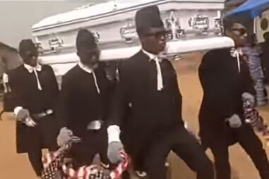 "Celebrar a morte": Carregam caixões no Gana como profissão e transformam-se em 'memes' internacionais	