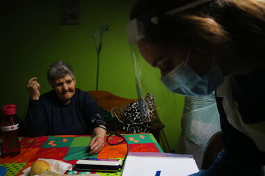 Utentes com menos recursos recebem apenas uma hora diária de cuidados de apoio domiciliário