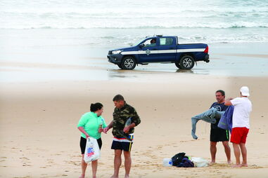 Manifestantes deixam sacos com corpos falsos à porta do hotel Trump em Washington
