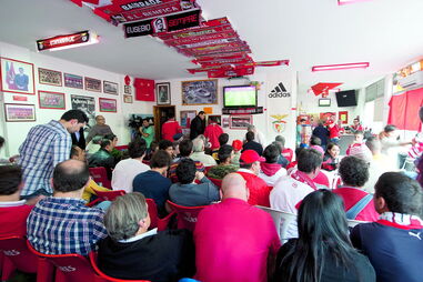 Futebol pago na TV contraria regras de distanciamento social