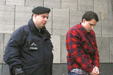 Miguel Cadilhe (à direita na foto) matou o pai com 28 facadas	