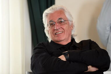 Morre de coronavírus o curador italiano Germano Celant, que batizou a "Arte Povera"