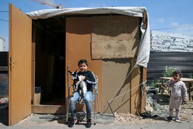 Uma viagem às ruas de Lisboa: Famílias vivem acampadas ao relento enquanto esperam por casas