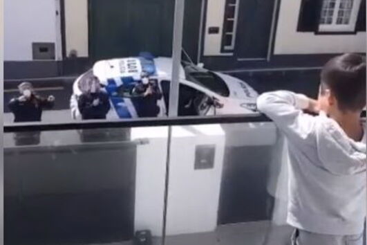 Menino em quarentena surpreendido por polícias em dia de aniversário nos Açores, Veja o momento