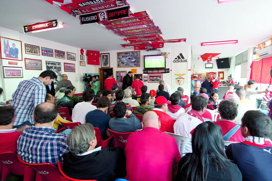 Futebol pago na TV contraria regras de distanciamento social