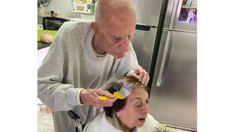 Avô de 92 anos pinta o cabelo à mulher durante quarentena