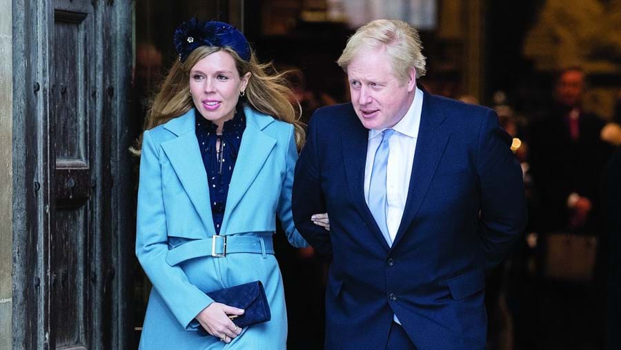 Noiva de Boris Johnson, Carrie Symonds, que está grávida de seis meses, mantém-se com sintomas leves do vírus, permanecendo em isolamento em casa 