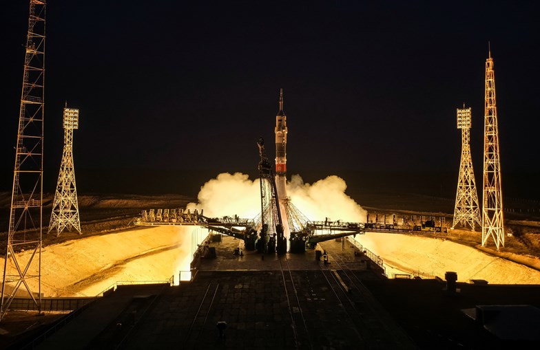 Momento em que a nave Soyuz MS-15 descolou