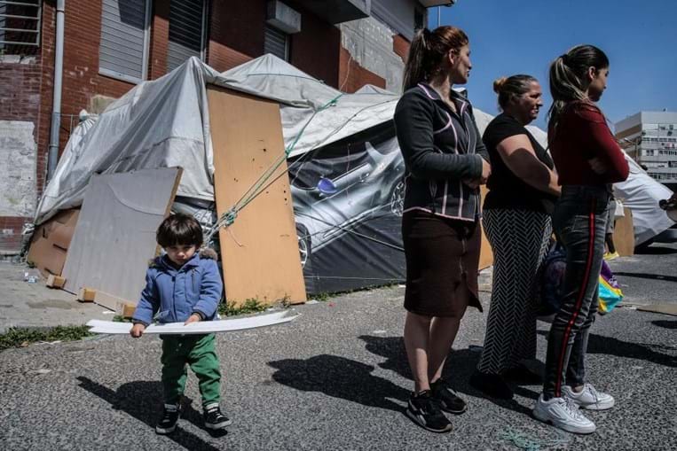 Uma viagem às ruas de Lisboa: Famílias vivem acampadas ao relento enquanto esperam por casas