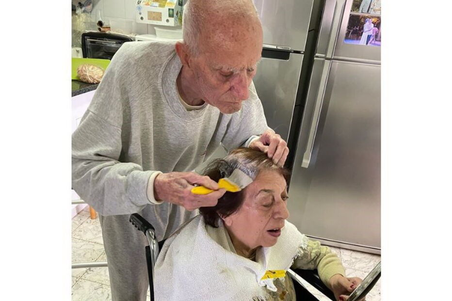Avô de 92 anos pinta o cabelo à mulher durante quarentena