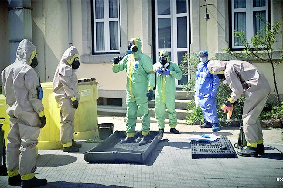 Militares equipam-se da cabeça aos pés com fatos próprios para o trabalho de desinfeção