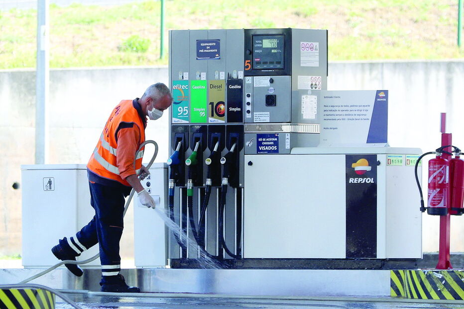 Gasolineiras aumentam preços para obter lucro 