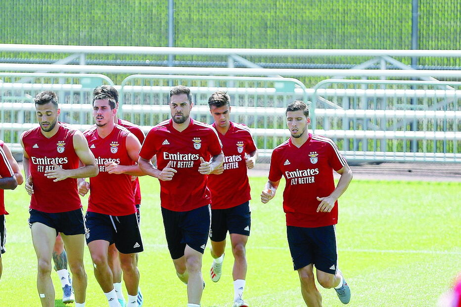 Jogadores do Benfica sentem falta de corrida na relva
