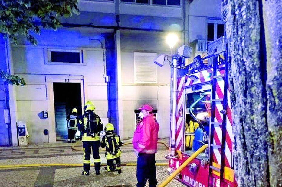 Bombeiros combateram o incêndio
