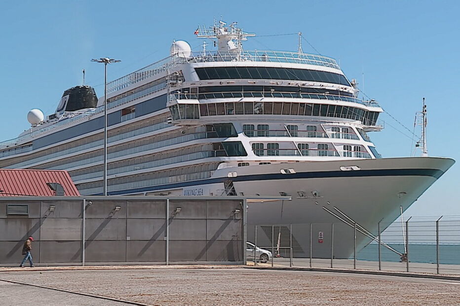Navio cruzeiro no Porto de Lisboa