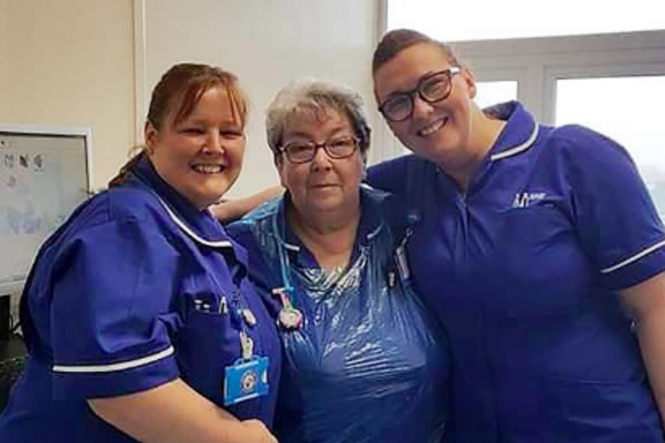 Enfermeira de 68 anos que rejeitou a reforma por amor à profissão morre com coronavírus