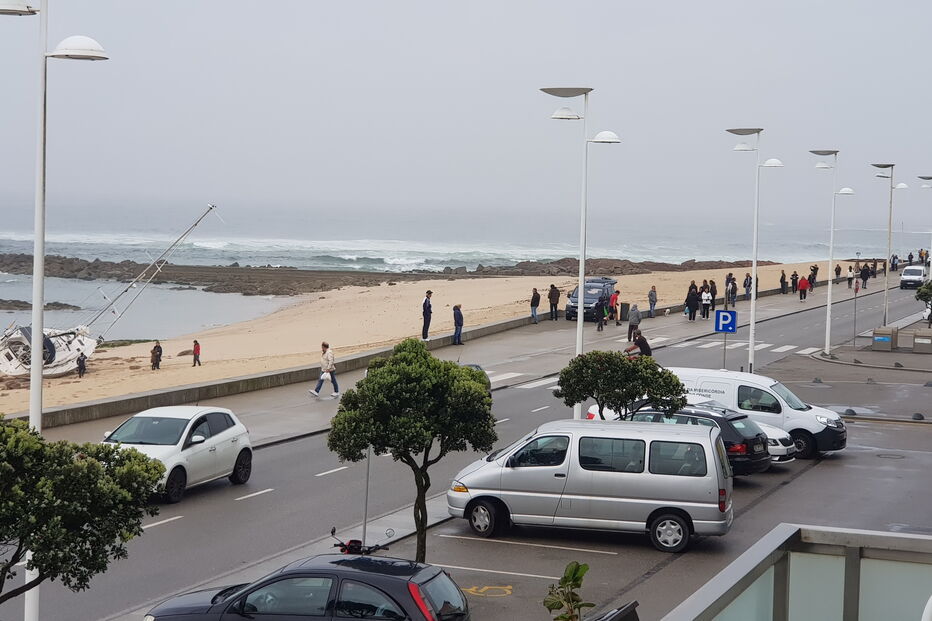 Veleiro de bandeira sueca encalha em praia de Vila do Conde