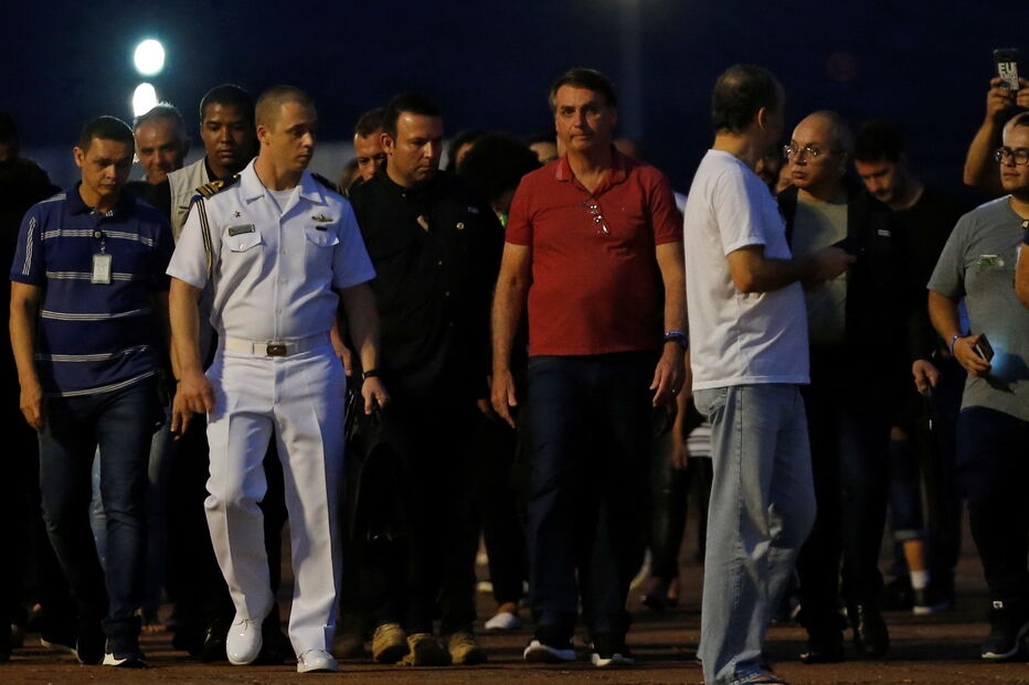 Jair Bolsonaro volta a violar e a criticar isolamento e abraça apoiantes na rua