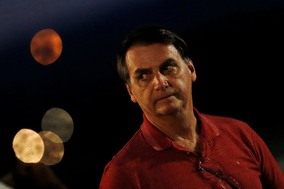 Jair Bolsonaro volta a violar e a criticar isolamento e abraça apoiantes na rua