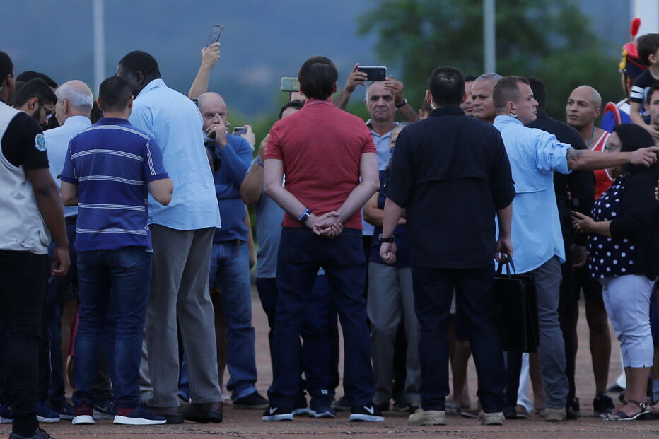 Jair Bolsonaro volta a violar e a criticar isolamento e abraça apoiantes na rua