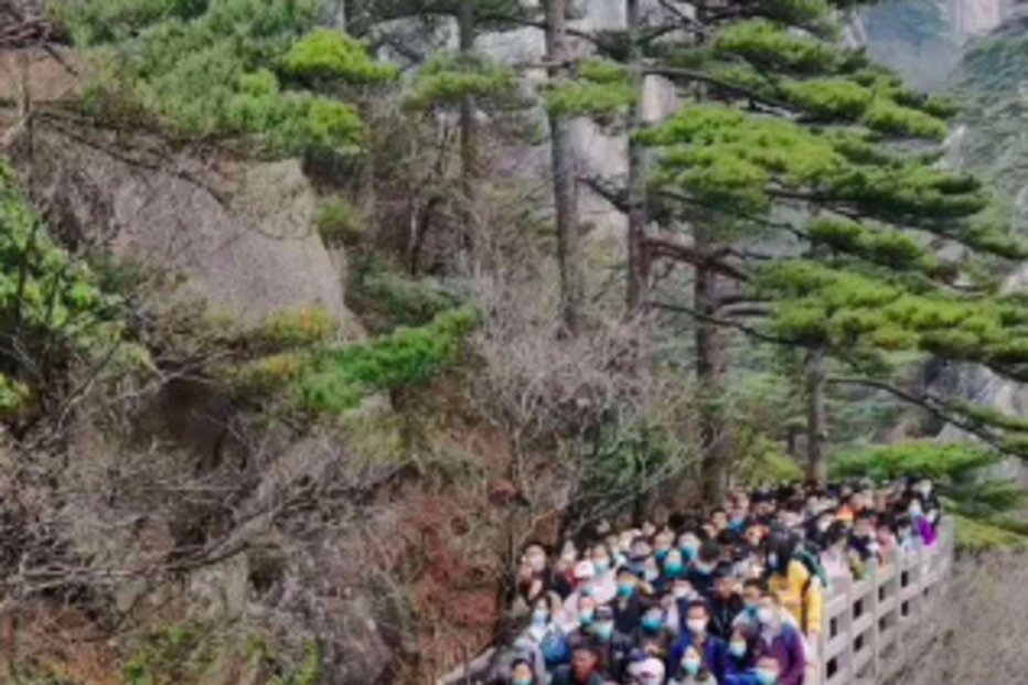 Milhares de turistas passeiam em massa em vários pontos de interesse da China durante o fim de semana