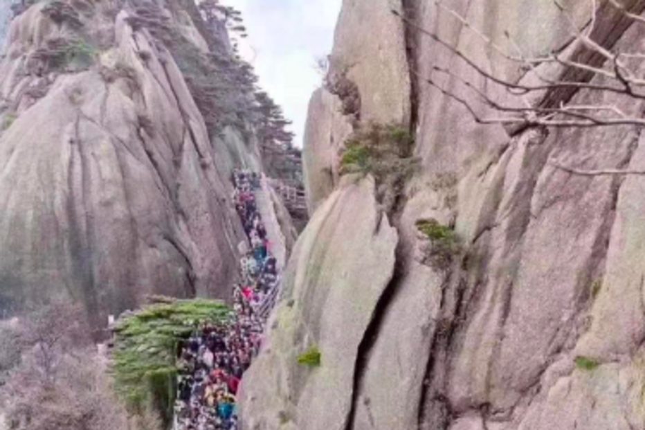 Milhares de turistas passeiam em massa em vários pontos de interesse da China durante o fim de semana