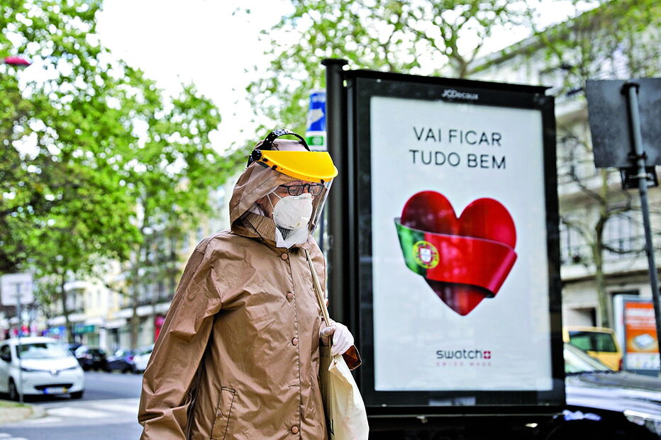 População deve usar máscara, sobretudo em espaços públicos, defendem os médicos 