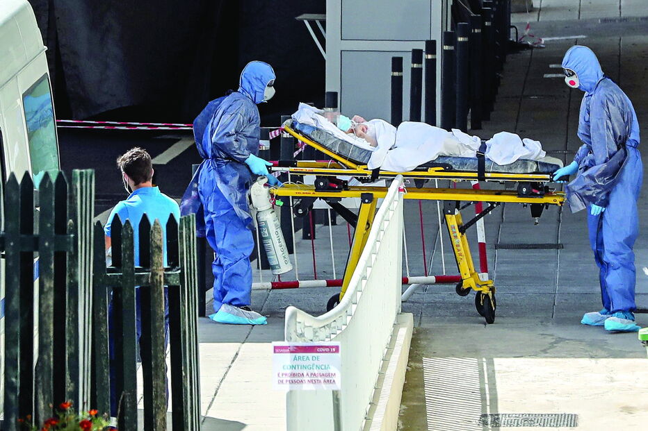 Médicos, enfermeiros, técnicos e auxiliares trabalham 35 horas por semana, mas estão a fazer horas extraordinárias para responder à atual pandemia 