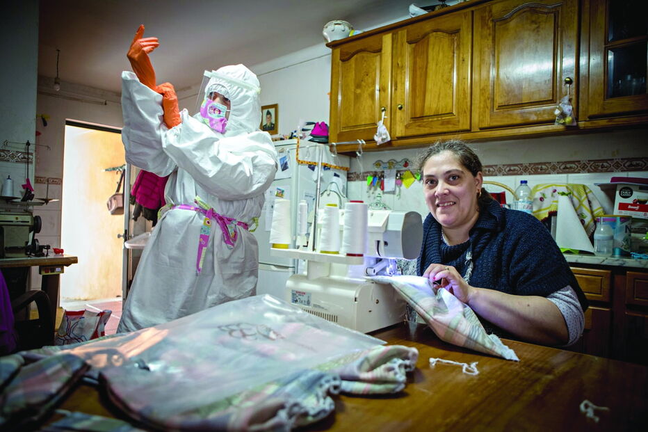 Costureiras fazem máscaras, toucas, batas e cogulas  