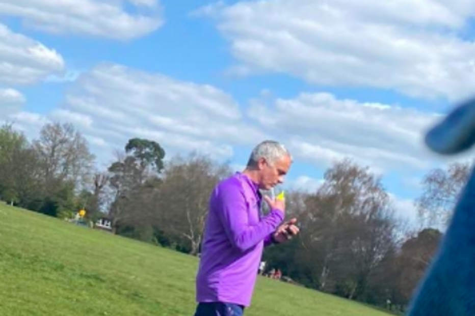 Mourinho juntou jogadores do Tottenham para treino em parque londrino e arrisca advertência policial