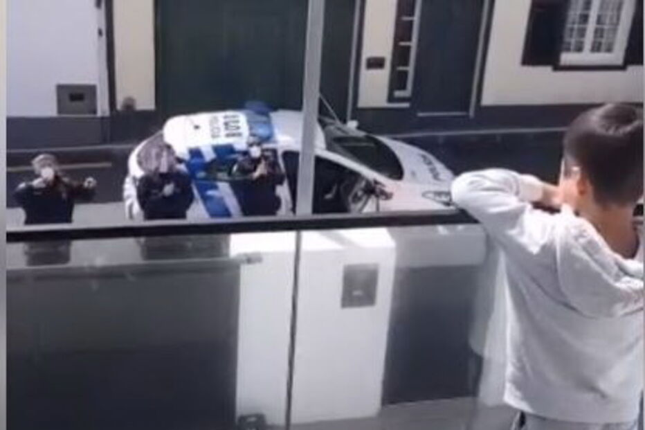 Menino em quarentena surpreendido por polícias em dia de aniversário nos Açores, Veja o momento