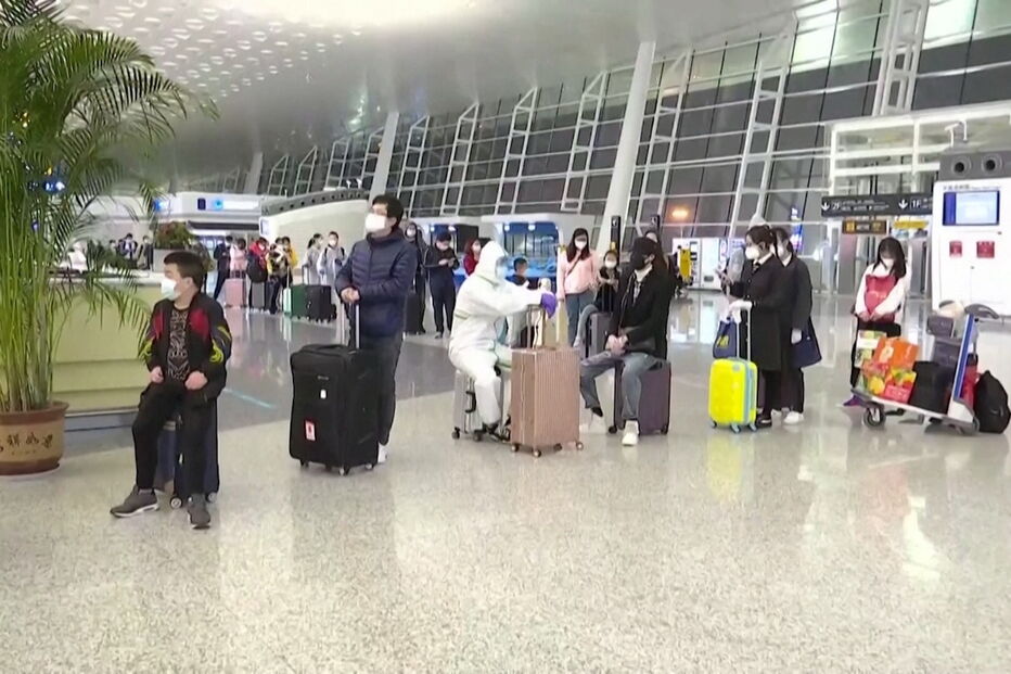 Coronavírus: Wuhan reabre aeroporto e termina confinamento nacional
