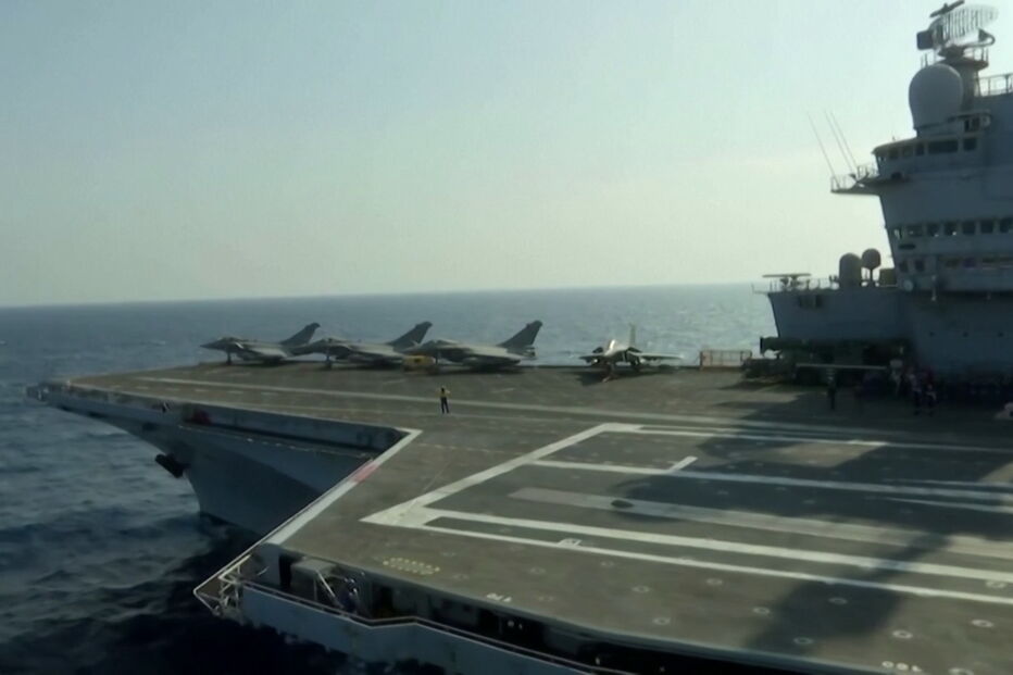 Navio da marinha francesa volta ao porto após suspeitas de coronavírus