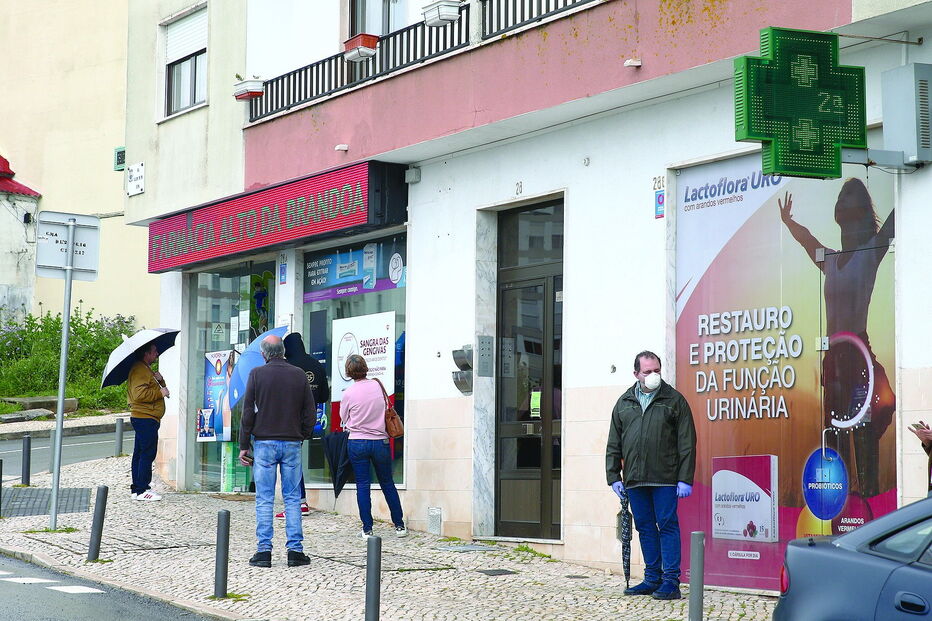 Vítimas faziam fila à porta da farmácia, na Amadora, quando os três homens armados surgiram e as assaltaram 