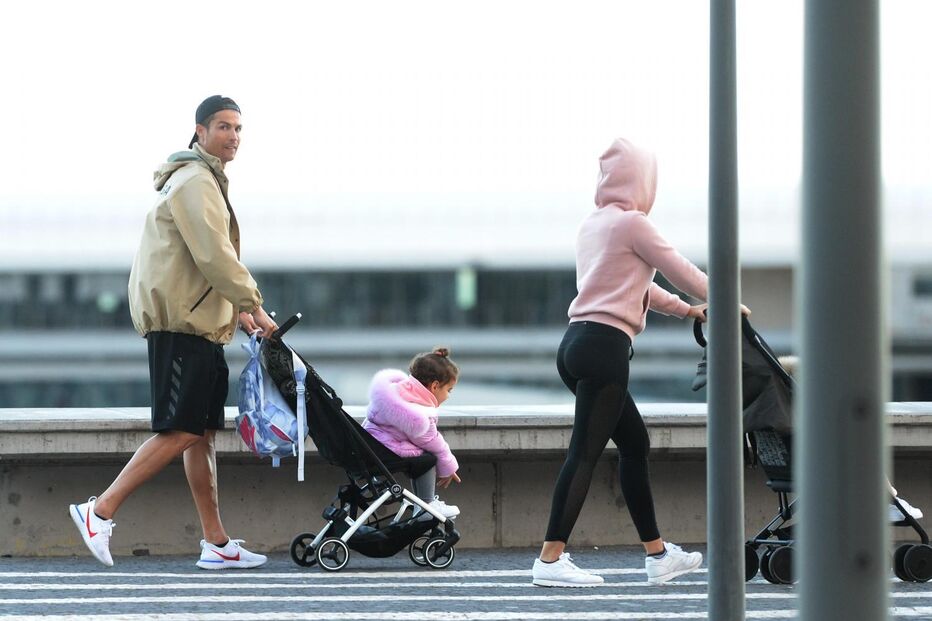 Ronaldo e Georgina durante um passeio pelo Funchal, na Madeira   