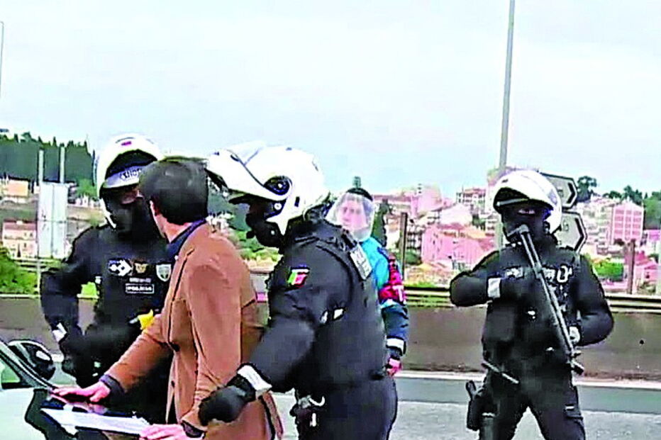 Um condutor nervoso e pouco colaborante, apanhado esta quarta-feira na operação da PSP na Ponte 25 de Abril, passou sobre dois pinos e ao fazer marcha-atrás quase atingiu um polícia. um agente teve de lhe apontar uma taser. Foi identificado. justificou que tinha pressa para ir buscar as filhas porque tem guarda partilhada.
