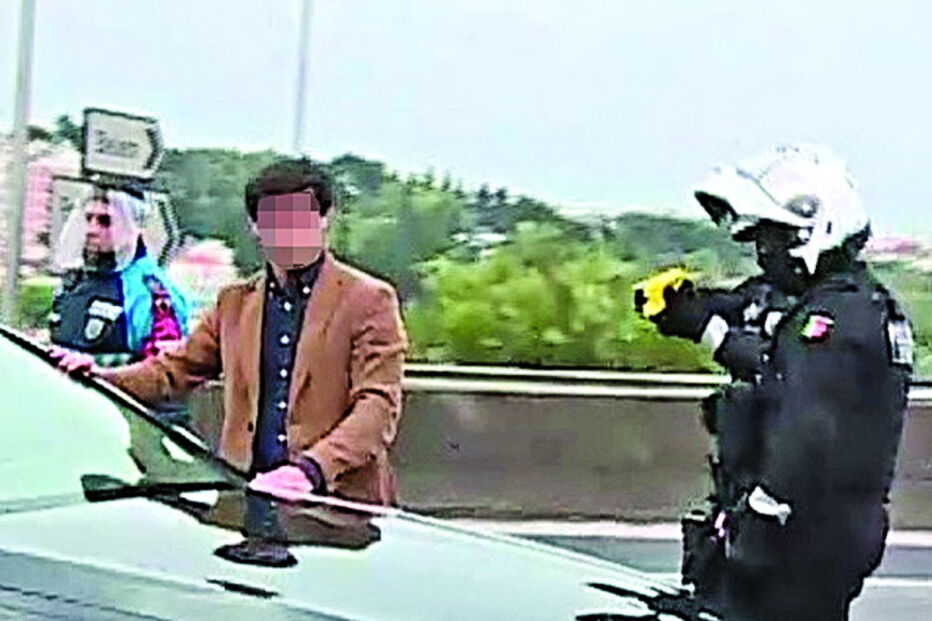 Um condutor nervoso e pouco colaborante, apanhado esta quarta-feira na operação da PSP na Ponte 25 de Abril, passou sobre dois pinos e ao fazer marcha-atrás quase atingiu um polícia. um agente teve de lhe apontar uma taser. Foi identificado. justificou que tinha pressa para ir buscar as filhas porque tem guarda partilhada.