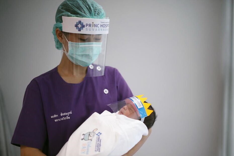 Viseiras contra coronavírus transformam bebés em príncipes e princesas