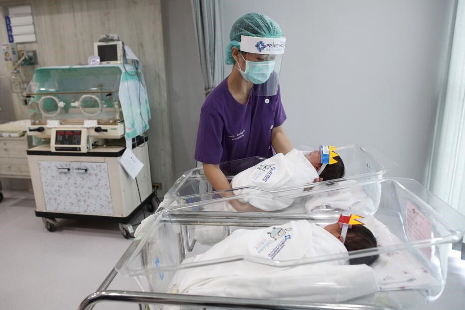 Viseiras contra coronavírus transformam bebés em príncipes e princesas