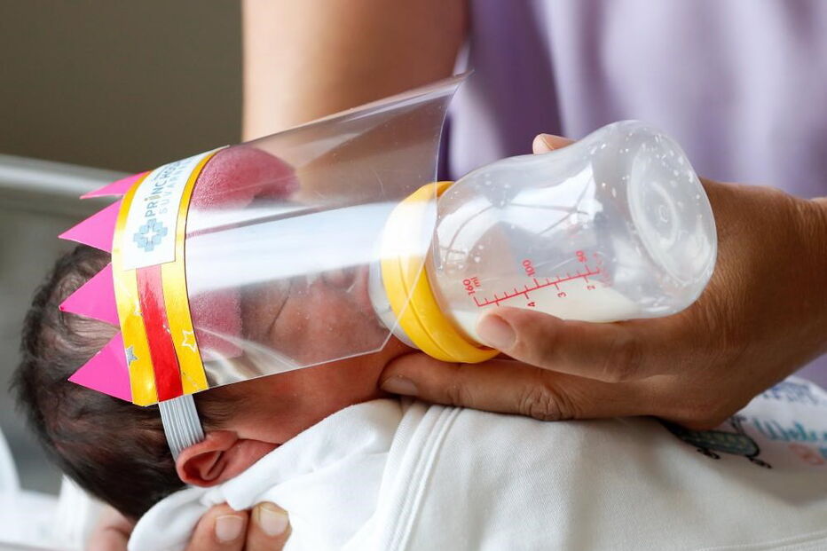 Viseiras contra coronavírus transformam bebés em príncipes e princesas