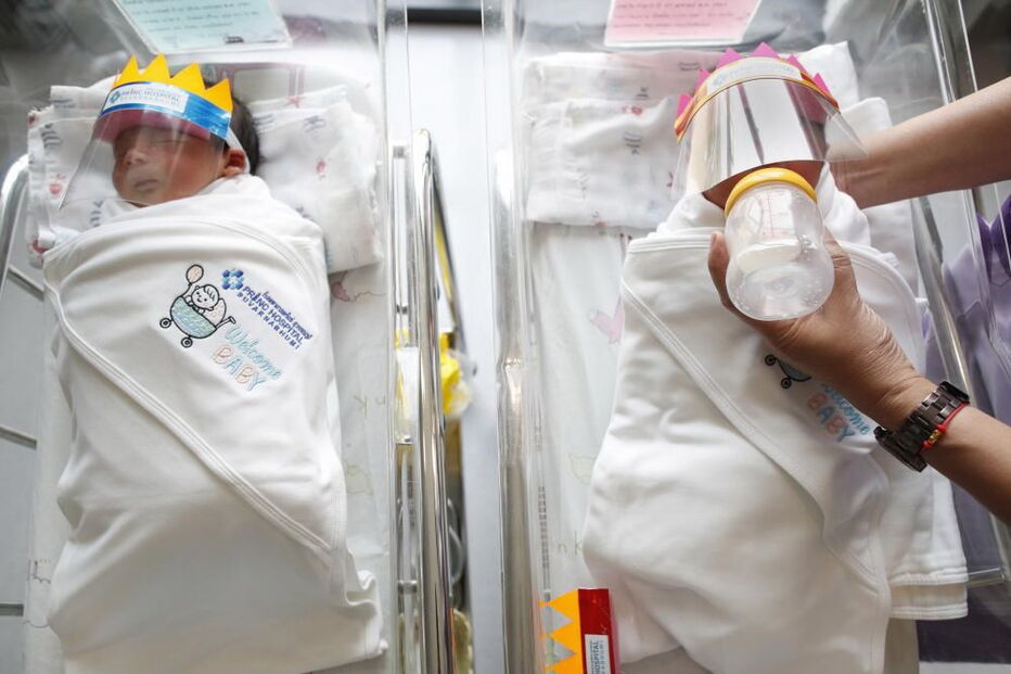 Viseiras contra coronavírus transformam bebés em príncipes e princesas