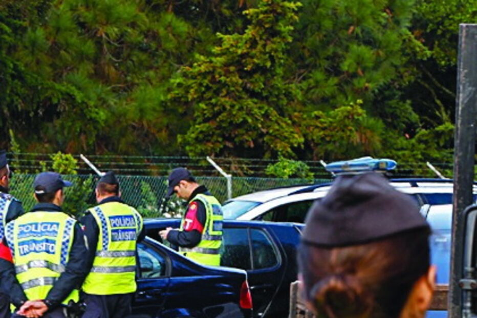 Fuga à PSP acaba em choque com autocarro