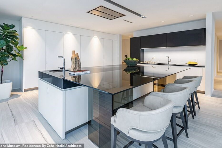 2020-04-10_18_46_12 26609308-8169923-image-a-113_1585614618997.jpg