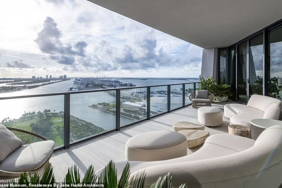 2020-04-10_18_46_14 26609348-8169923-Topping_up_on_Vitamin_D_The_balcony_is_decorated_with_avant_gard-a-33_1585616826594.jpg