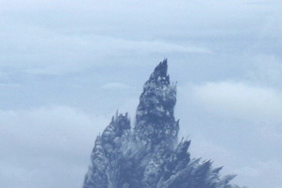 Vulcão Krakatoa entra em erupção na Indonésia