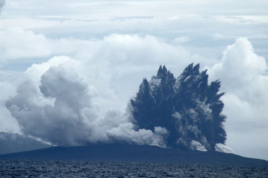 Vulcão Krakatoa entra em erupção na Indonésia